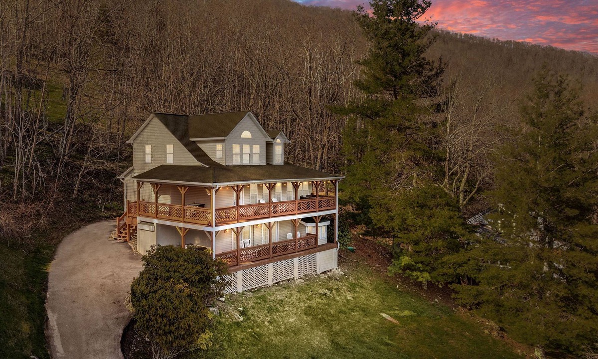 Seven Devils House | Beautiful mountain views for a fun, relaxing getaway!