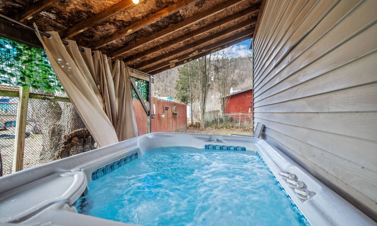 Berryville House | Broadway Cottage - Convenient location!