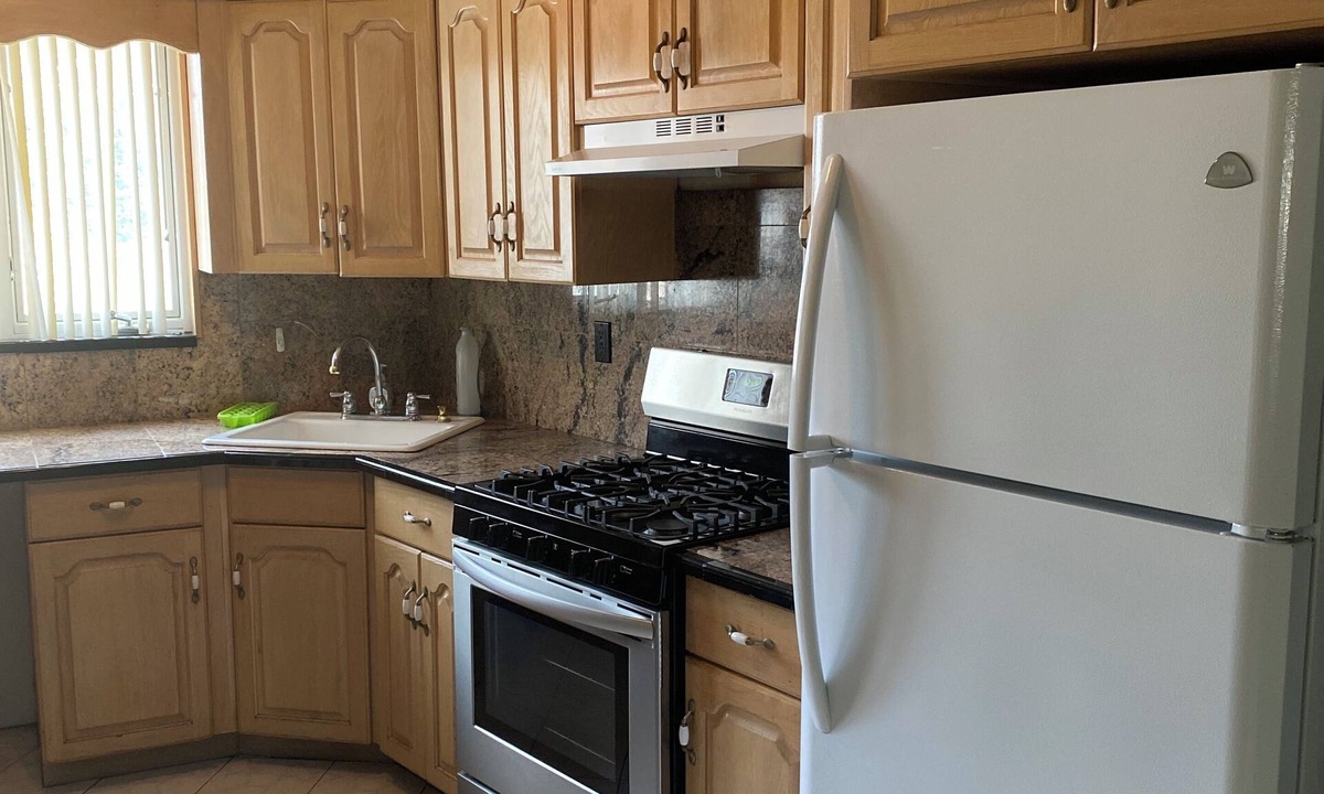 Old Town Apartment | Charming Spacious 2 bedrooms apt.Furnished.Near train/bus to Manhattan