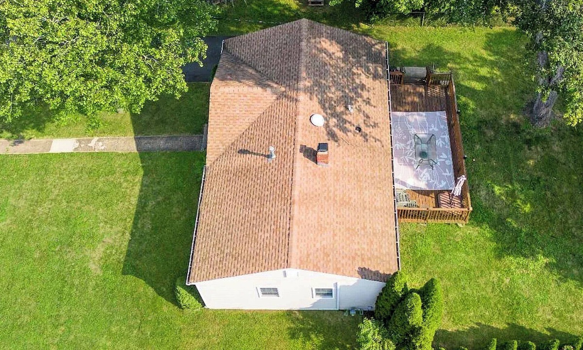 Middlesex House | Dream Comfort Ranch Central NJ NYC, Pet Friendly, Sleeps 8, Deck & Fenced Yard