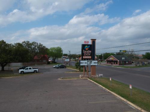 Beeville Hotel | Executive Inn