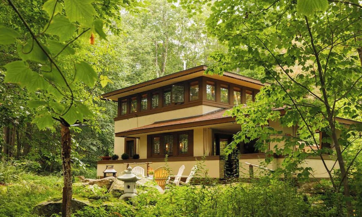Bittinger House | Frank Lloyd Wright-Inspired Prairie Home | Official Fallingwater Lodging Partner