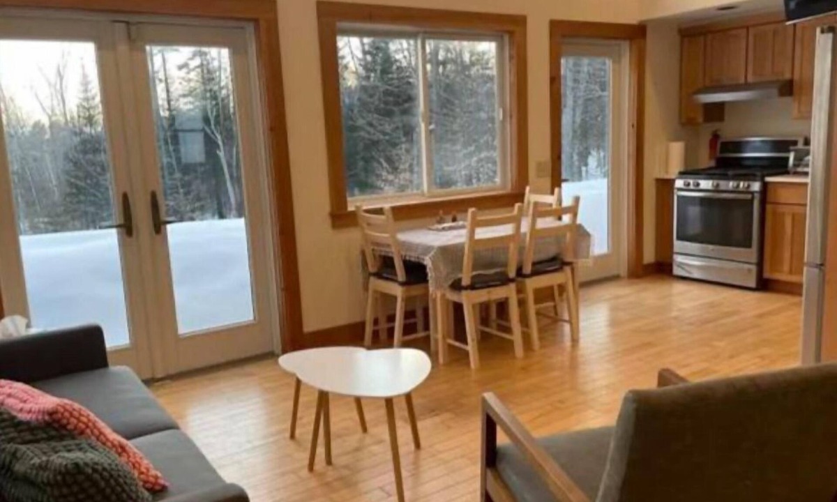 Weston House | Frank Lloyd Wright inspired, Private, mountain views, easy access & parking