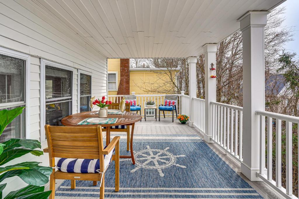 Gloucester Apartment | Gloucester Large 2-Room Studio, Full Kitchen, Deck