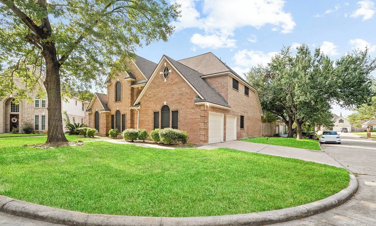 Champion Forest House | Great Location Spacious Open Floor Plan Pergola Pool Table Games 3,343 sqft