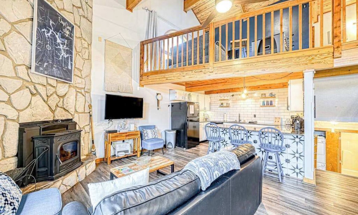 Sunplace House | Modern Charming 3BR Condo - LAKE VIEW - McHenry