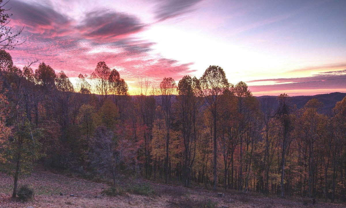 Seven Devils House | New Home! Lower level flat, Sleeps 15, Game Room, Epic Mountain Views