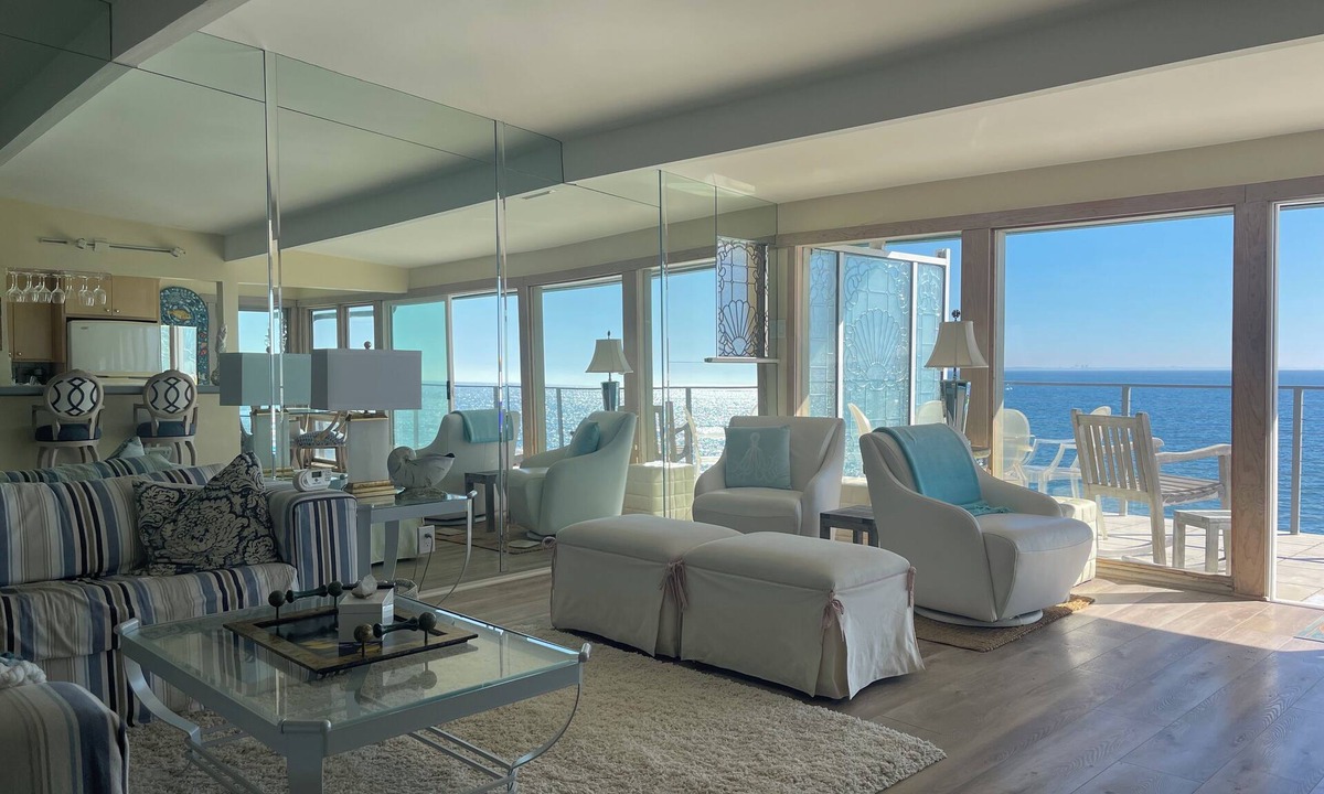 Eastern Malibu House | Panoramic Oceanfront Malibu Getaway