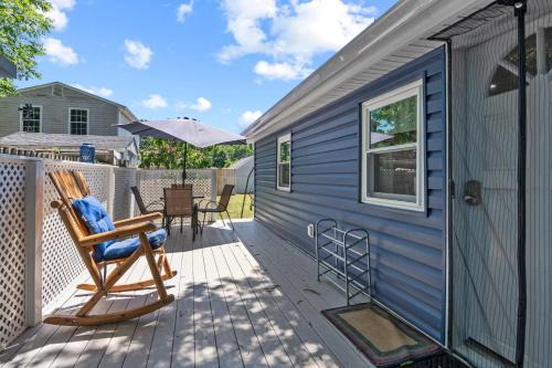 Edgewater House | Pet-Friendly Edgewater Cottage Big Fenced Yard