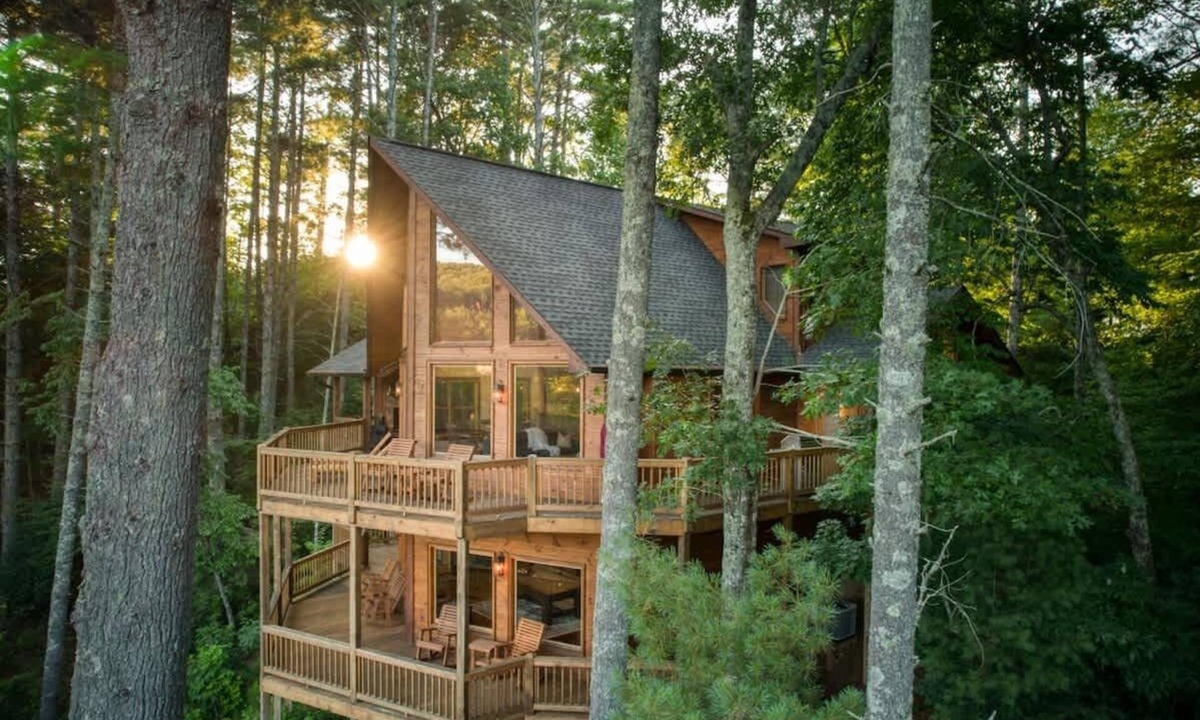 Epworth House | Pineview Escape - Hot tub, arcade & mountain views