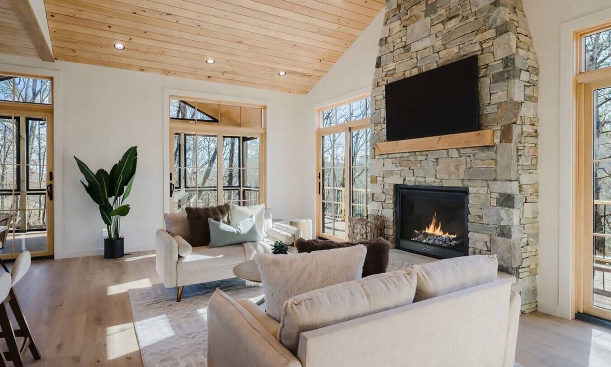 Old Fort House | Refined Mountain Cabin on Pisgah Trails