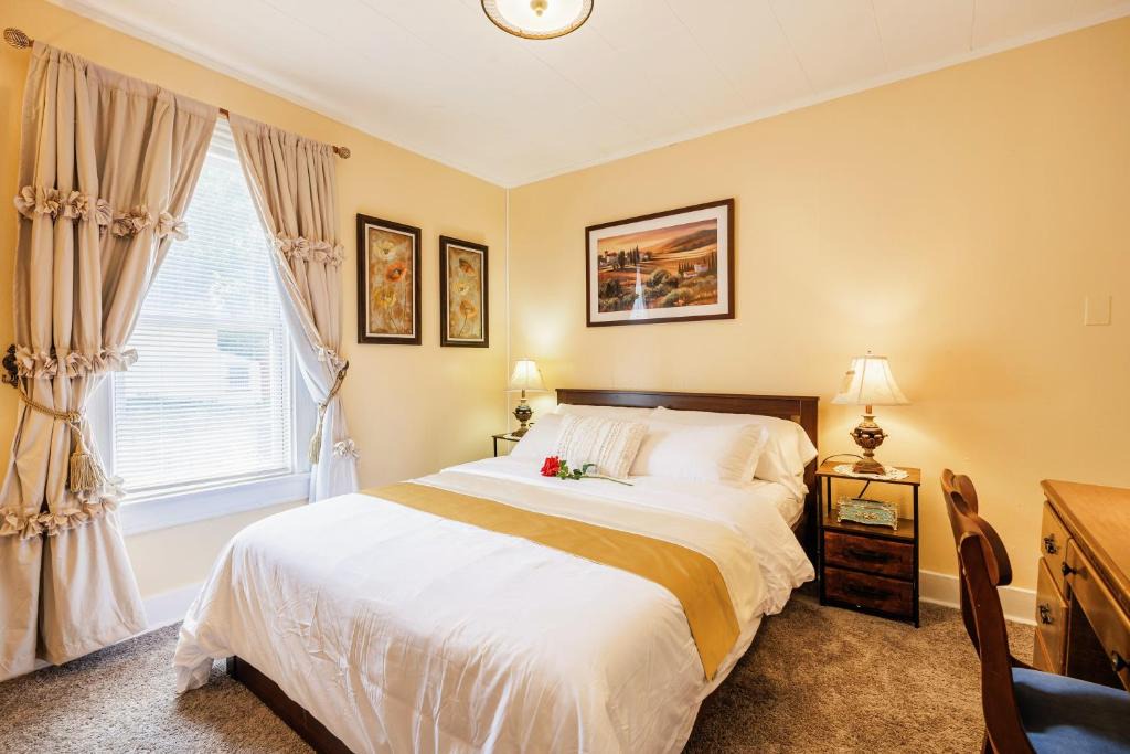 Rochester House | RoomA2 Queenbed Shared Bathroom Washer Dryer Garden Airpurifier