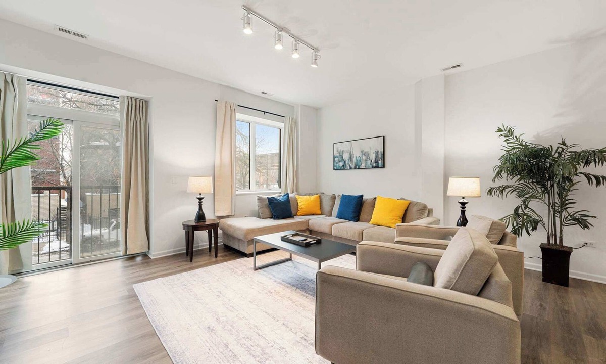 Near South Side House | Spacious 3BR · Bronzeville/South Loop · Sleeps 8