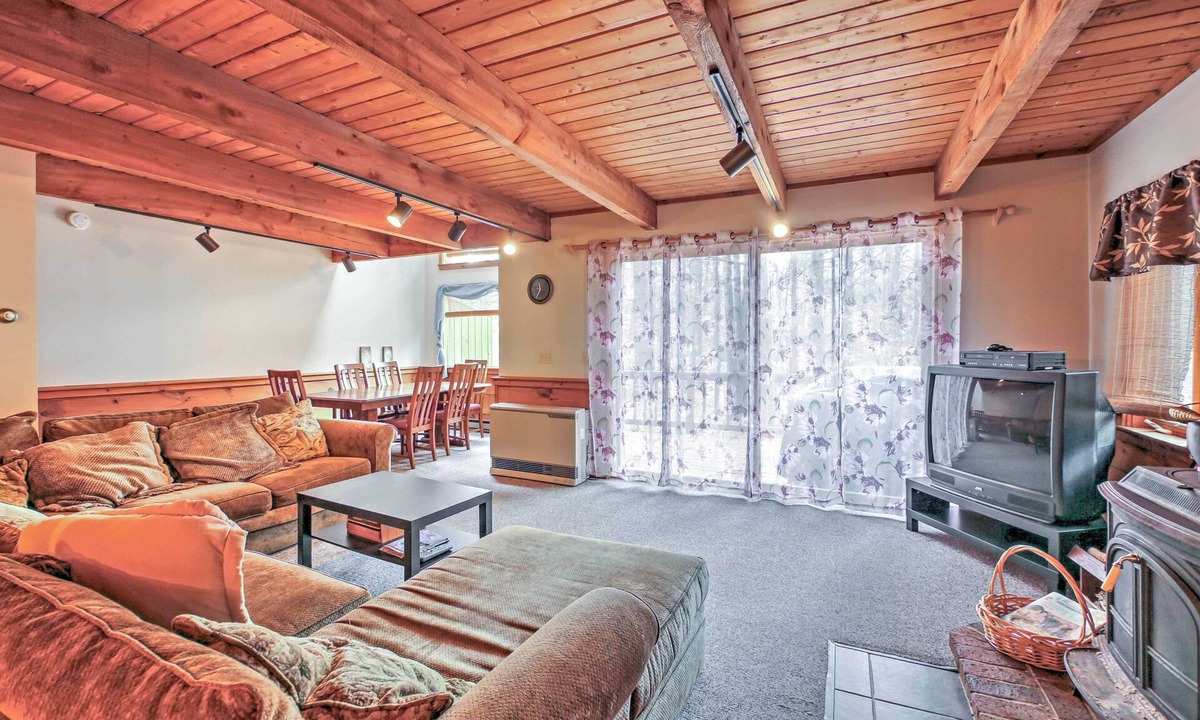 Intervale House | Spacious Bartlett Townhome < 6 Mi to Attitash Mtn!