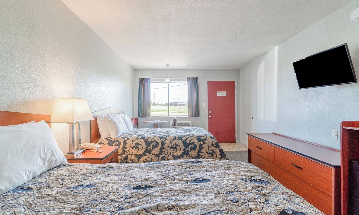 Aurora Hotel | Three Inviting Units, Your Gateway to Small Town Adventures, Local Shops & Eats