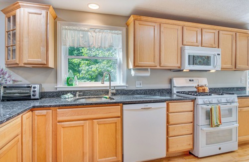 Ogunquit House | 1/2 Mi to Ogunquit Beach: Maine Home w/Deck!