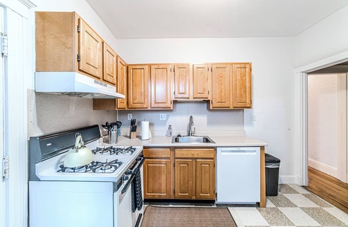Coolidge Corner South Side Apartment | ①min>Coolidge: Full Kitchen- 2
