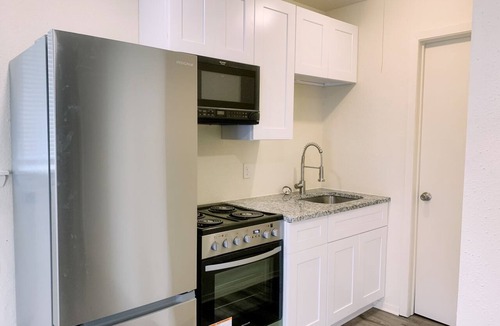 Louetta Condo | 2 Bed Hideaway | Private Entry Garage Yard