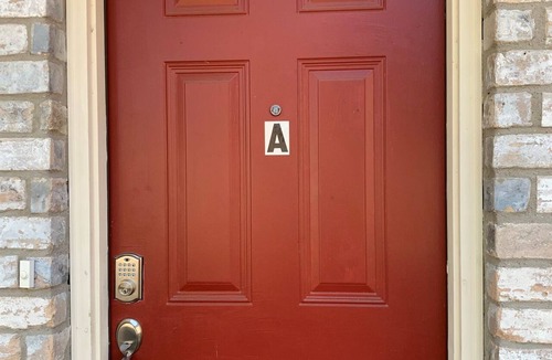 Louetta Condo | 2 Bed Hideaway | Private Entry Garage Yard