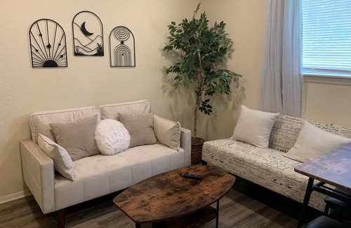 Louetta Condo | 2 Bed Hideaway | Private Entry Garage Yard