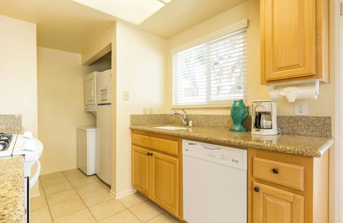Oxnard Shores Hotel | 2 Comfortable Units, Kitchen & Free Parking