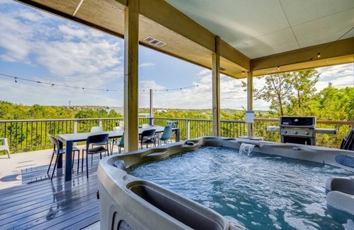 Dripping Springs House | 4 2 Firepit hot tub Scenic Views L2 EV Charger
