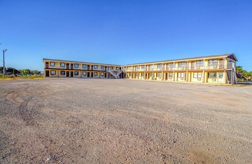 Seiling Apartment | Accessible King Bed|Seiling, OK