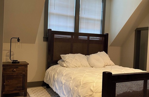 Relay House | "Beaumont" A charming farmhouse in Historic Relay-5 acre, 3 beds, WiFi and HVAC.