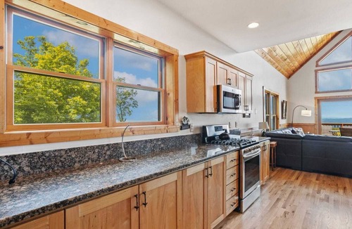 Beech Mountain Cabin | Beech Mountain 6BR Retreat! Pool Table, Shuffleboard, 3 Master Suites & Panoramic Views