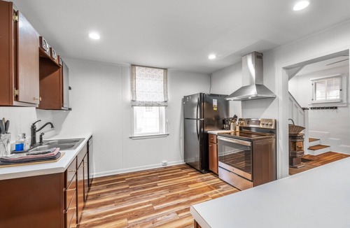 Berryville House | Broadway Cottage - Convenient location!