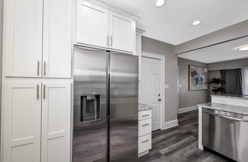 Shaker Heights House | Charming 2-Bedrooms Shaker Heights -Just a 2-Minute Walk to Onaway Rapid Station