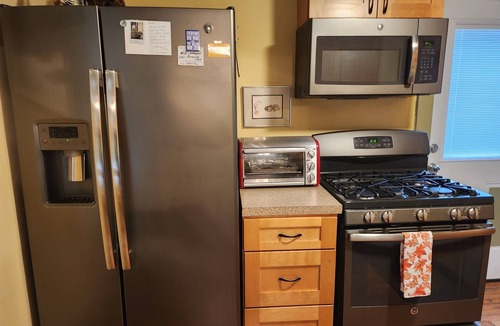 Ferndale House | Charming Ranch walking distance to Downtown Ferndale! Close to Detroit!