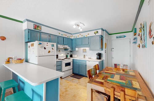 Morehead City Condo | Colorful, Second-Floor Condo with Balcony, WiFi & Shared Pool/Kiddie Pool