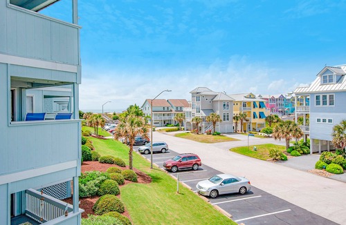 Morehead City Condo | Colorful, Second-Floor Condo with Balcony, WiFi & Shared Pool/Kiddie Pool