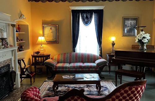 Bainbridge Bed & Breakfast | Commodore Bed & Breakfast / Red Room