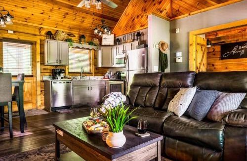 Pigeon Forge House | Couples retreat *location*hot tub*fire pit*
