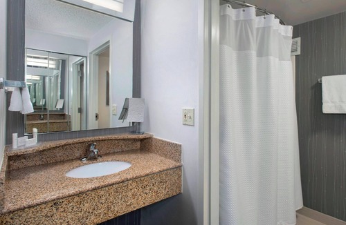Elizabeth Hotel | Courtyard by Marriott Newark Elizabeth