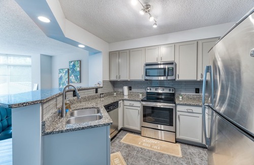 Alexandria West Apartment | Cozy Studio High-rise w/FREE WIFI Ideal Location
