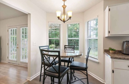 Brunswick House | Creekside Hideaway
