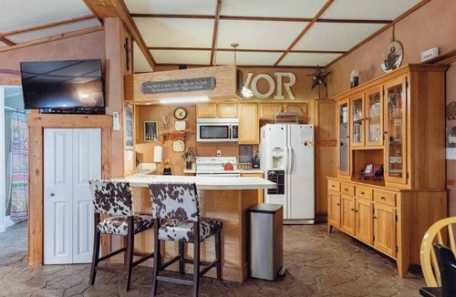 Pendleton House | Creekside Quarters - Fully stocked and private!