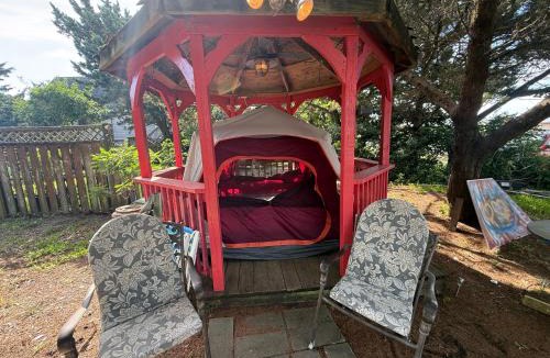 Ocracoke Hostel | DiscoCat Studios