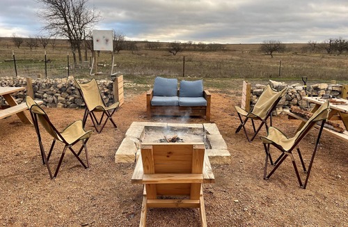 Izoro Cabin | Eclipse Path Center- True Texas Hunting Camp Lodge-pet friendly!