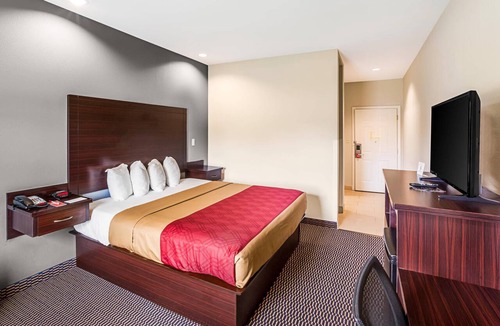 Highlands - Perkins Hotel | Econo Lodge Baton Rouge University Area
