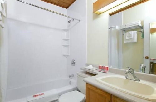 Springfield Hotel | Econo Lodge Springfield I-44