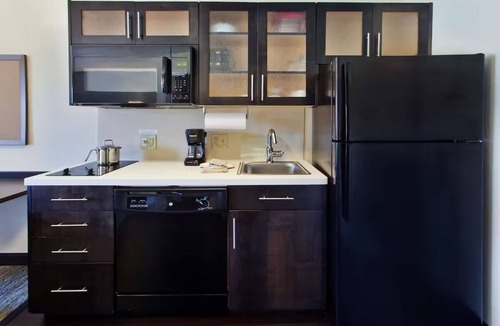 Nanuet Hotel | Experience Comfort and Convenience - Inviting Suite w/Kitchen + Free Parking