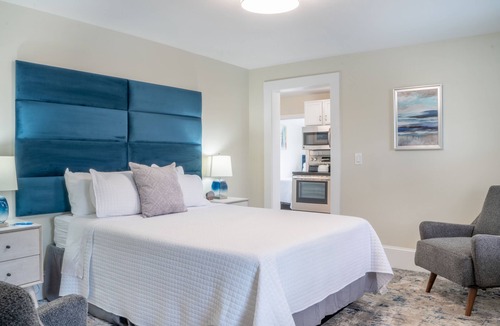 Hampton Hotel | First Floor Poolside Family Suite!