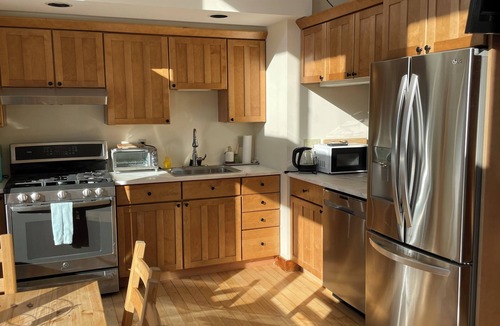 Weston House | Frank Lloyd Wright inspired, Private, mountain views, easy access & parking