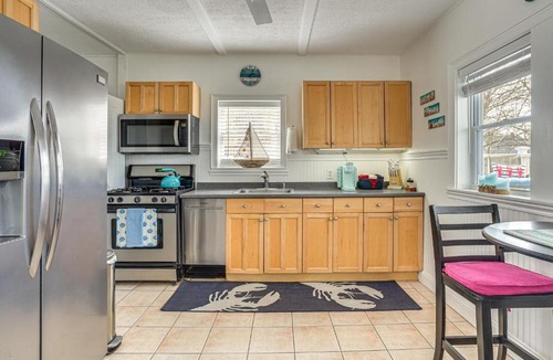 Gloucester Apartment | Gloucester Large 2-Room Studio, Full Kitchen, Deck