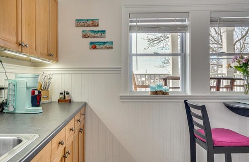 Gloucester Apartment | Gloucester Large 2-Room Studio, Full Kitchen, Deck