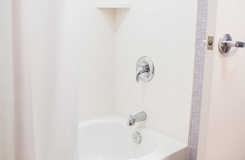 Laval Hotel | Hampton Inn & Suites by Hilton Laval